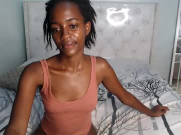 ebonypetitequee
